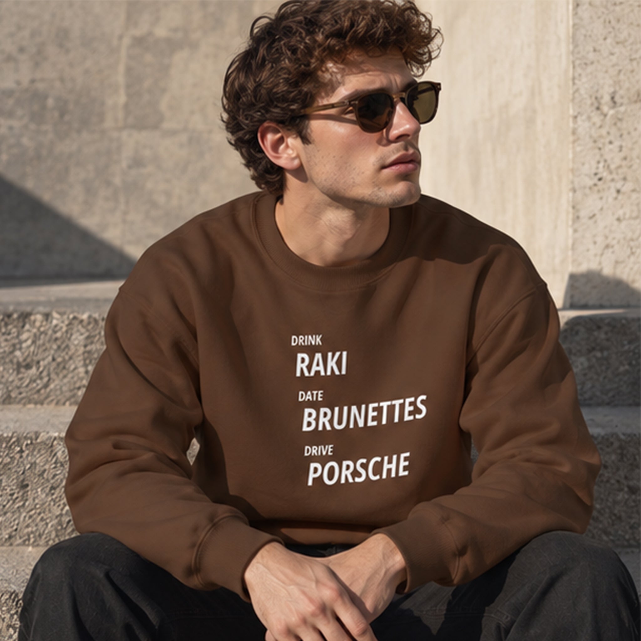 Drink Date Drive Oversize Sweatshirt – Kahverengi – model üzerinde ön görünüm