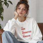 Drink Date Drive Oversize Sweatshirt – Beyaz – model üzerinde ön görünüm