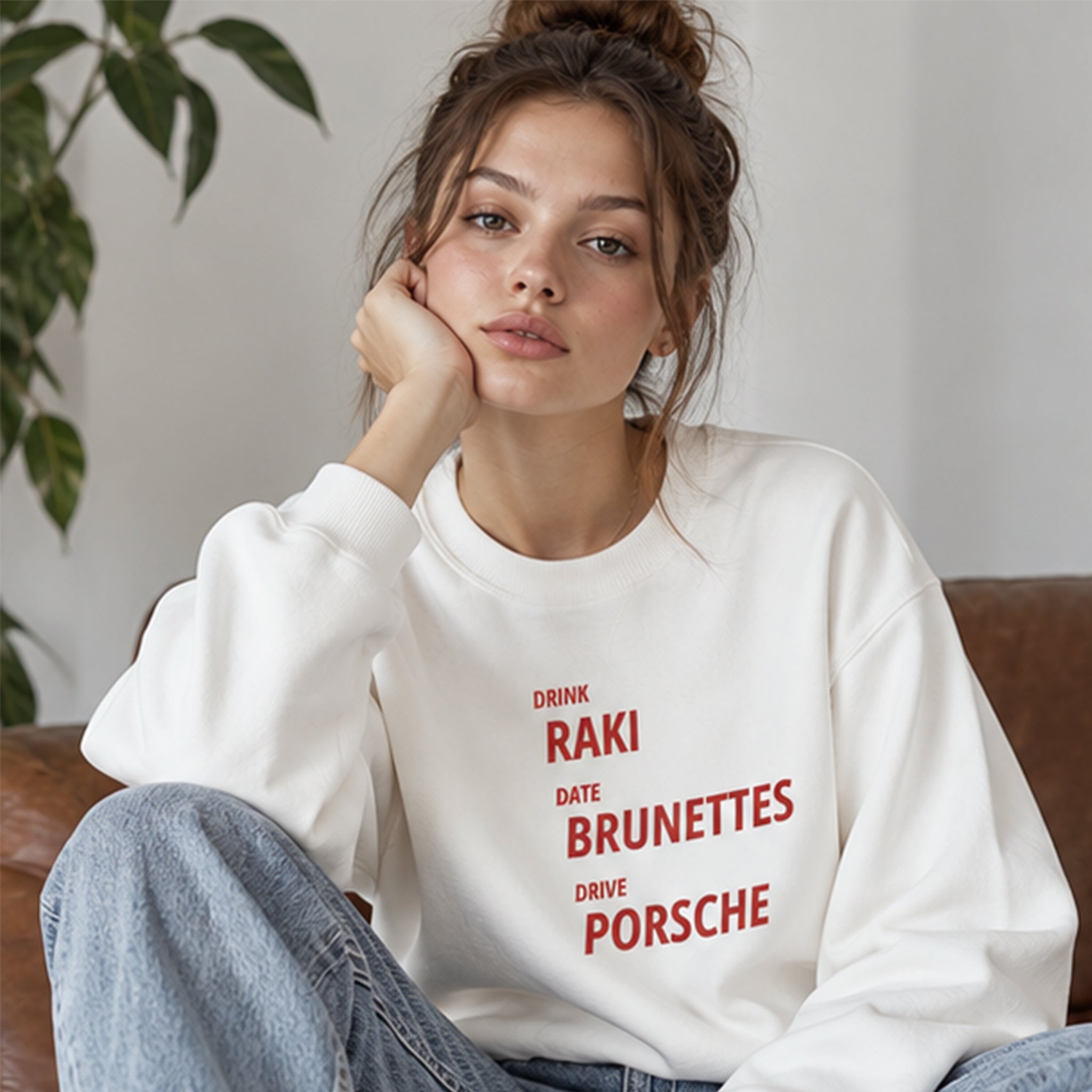 Drink Date Drive Oversize Sweatshirt – Beyaz – model üzerinde ön görünüm