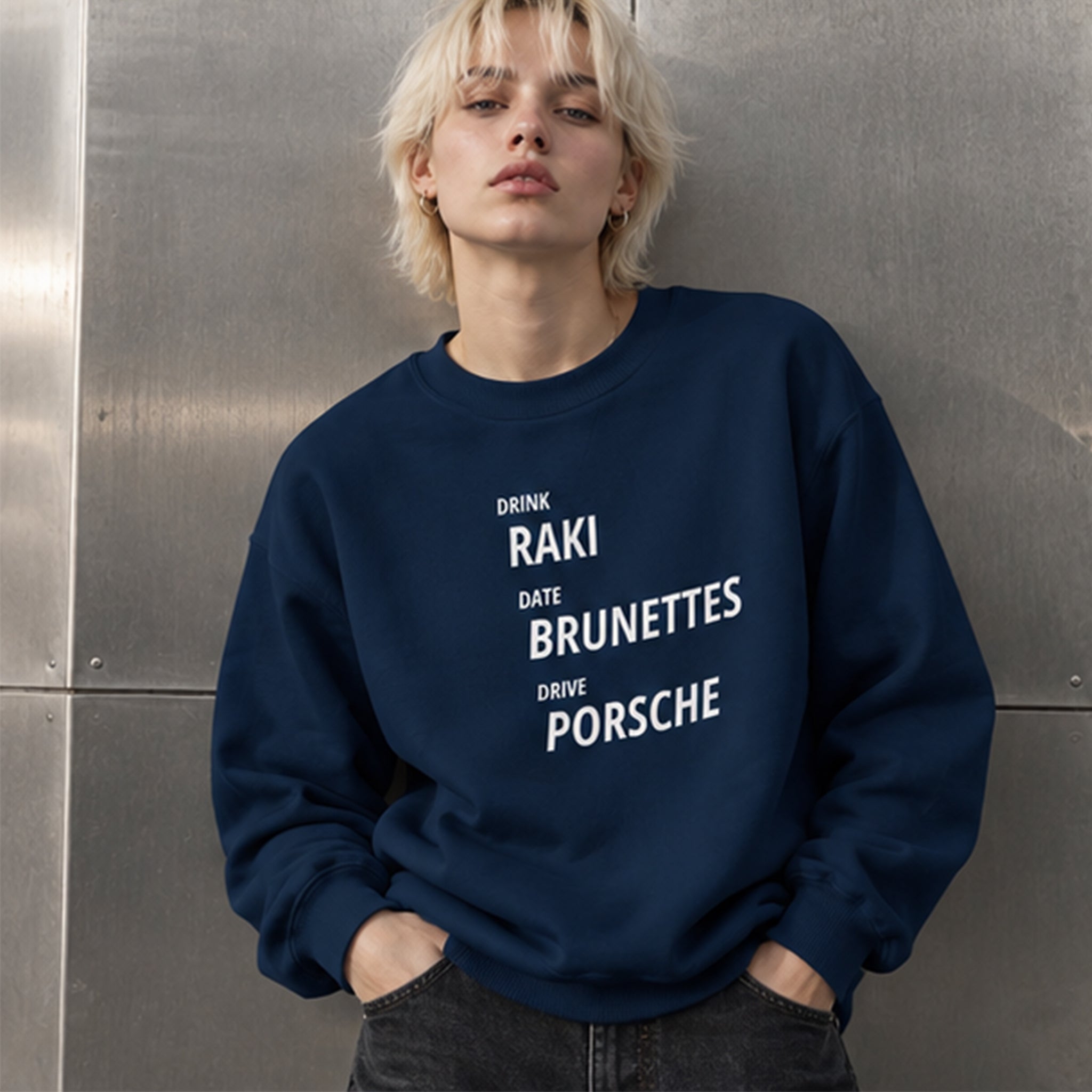 Drink Date Drive Oversize Sweatshirt – Lacivert – model üzerinde ön görünüm