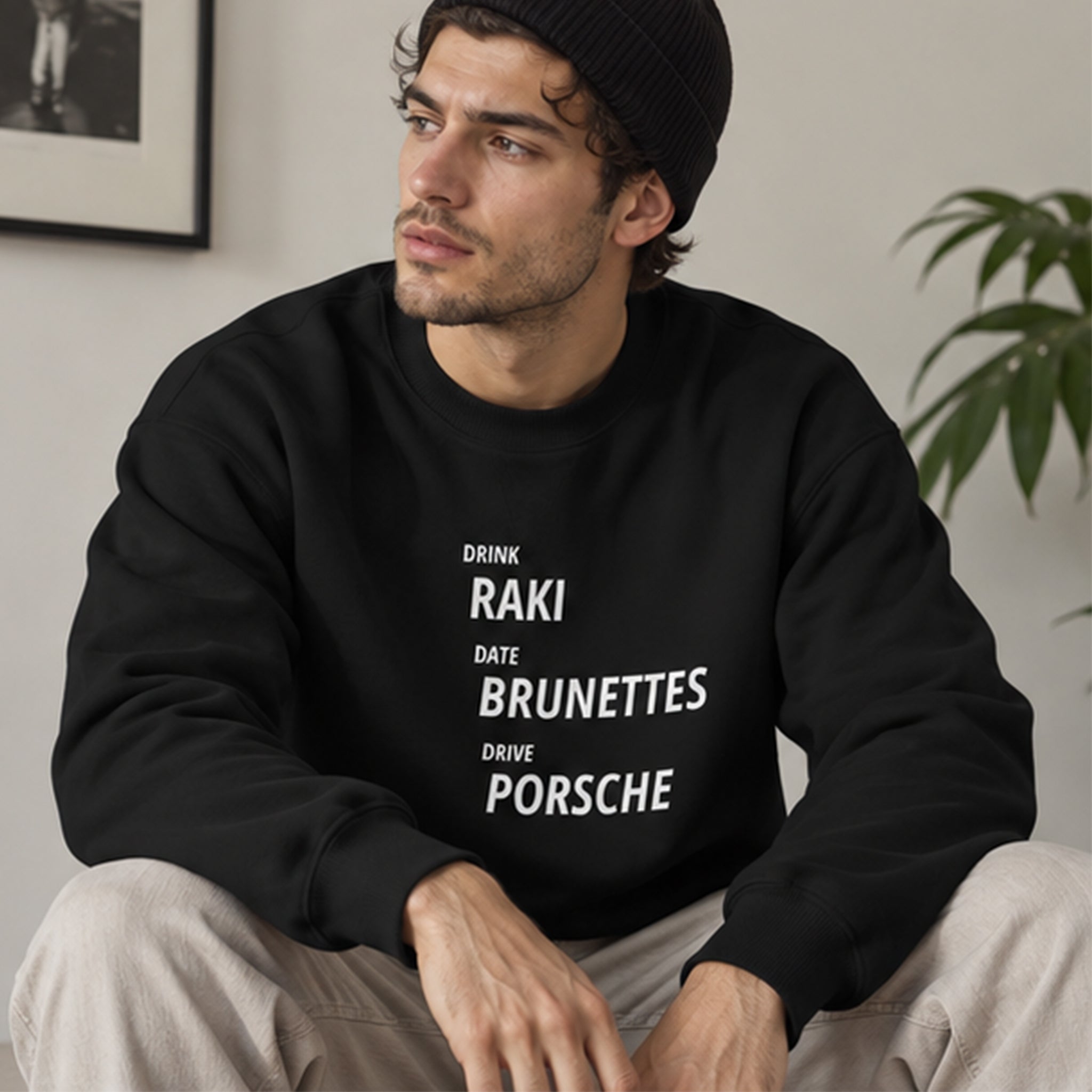Drink Date Drive Oversize Sweatshirt – Siyah – model üzerinde ön görünüm