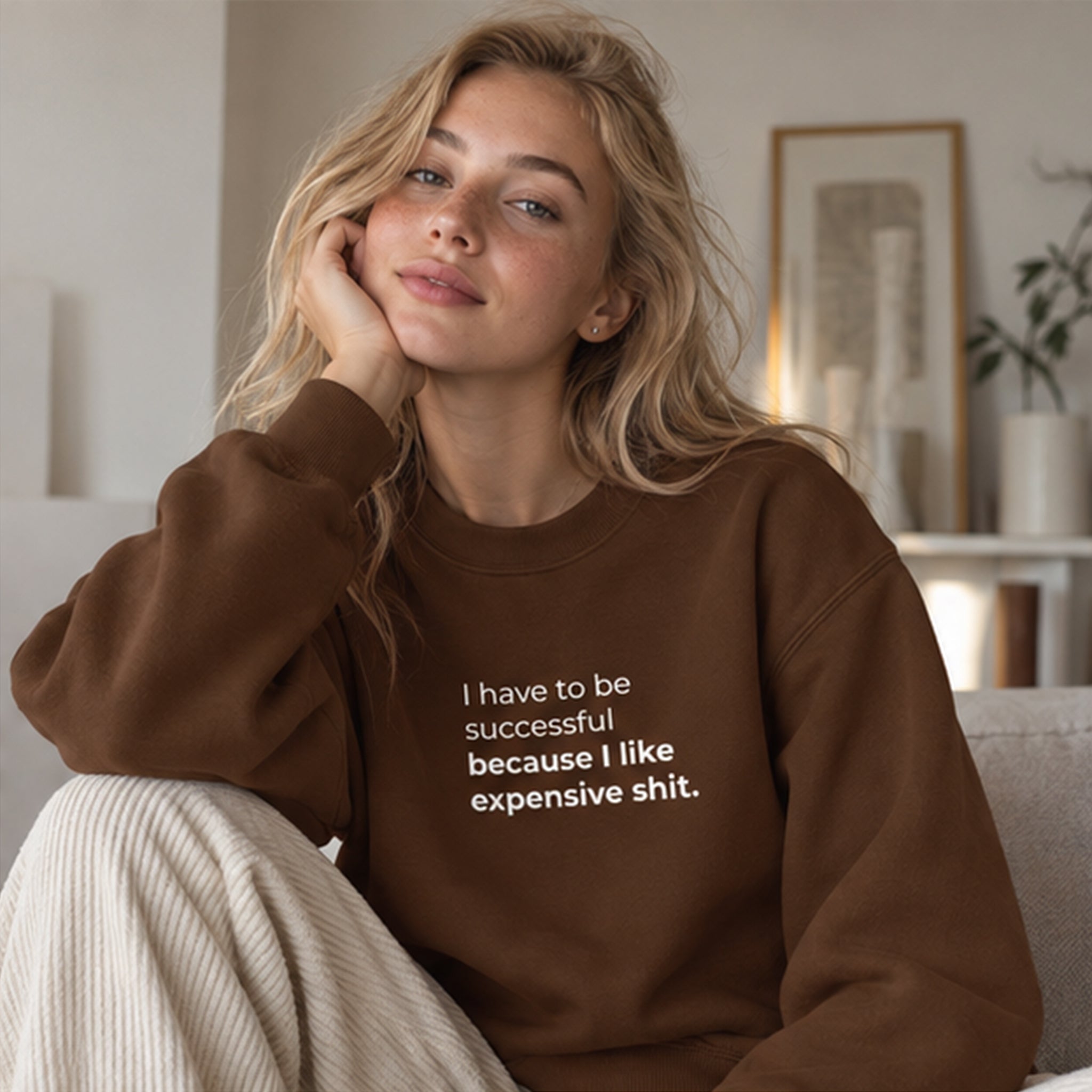 I Like Expensive Shit Oversize Sweatshirt – Kahverengi – model üzerinde ön görünüm