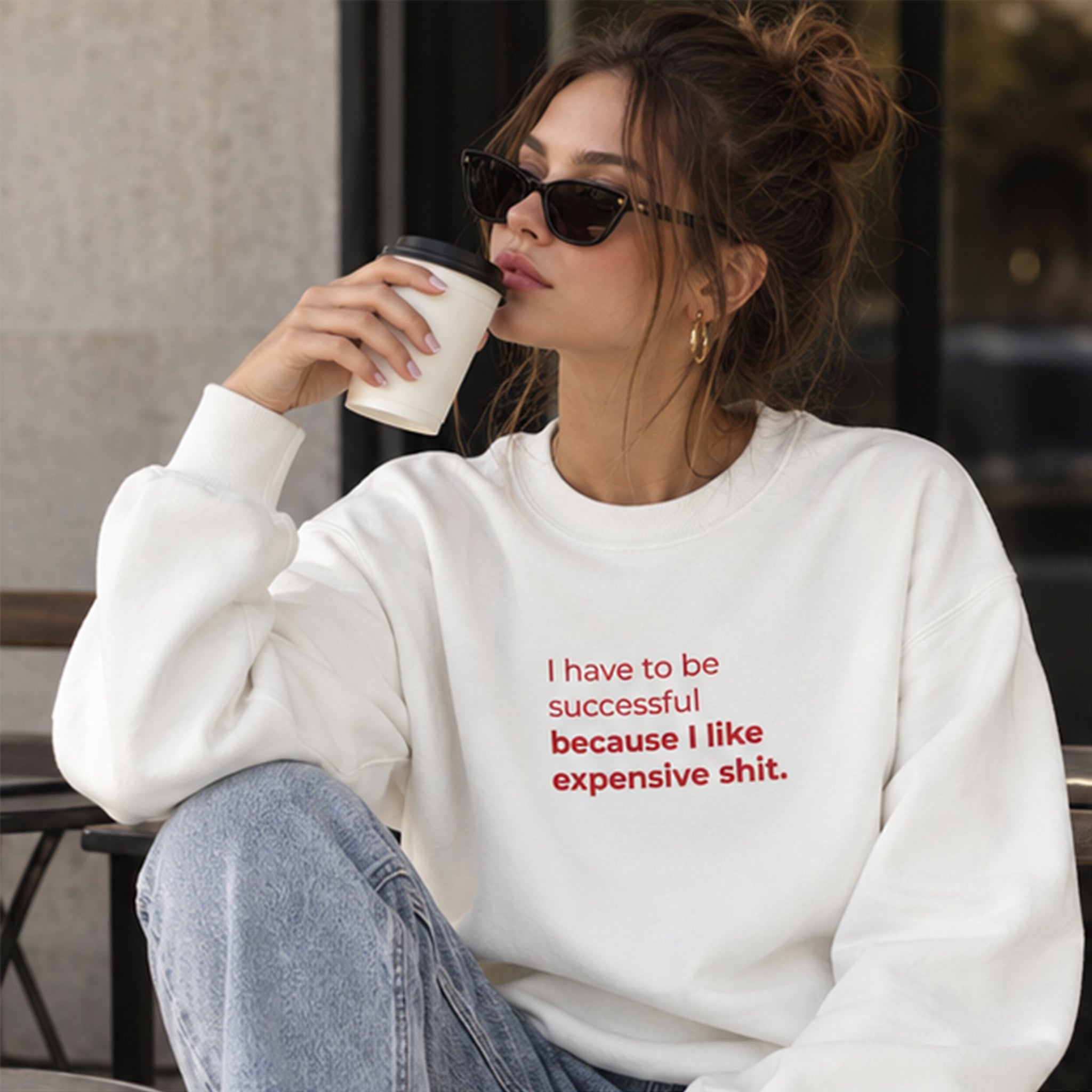 I Like Expensive Shit Oversize Sweatshirt – Beyaz – model üzerinde ön görünüm