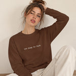 Too Busy Oversize Sweatshirt – Kahverengi – model üzerinde ön görünüm