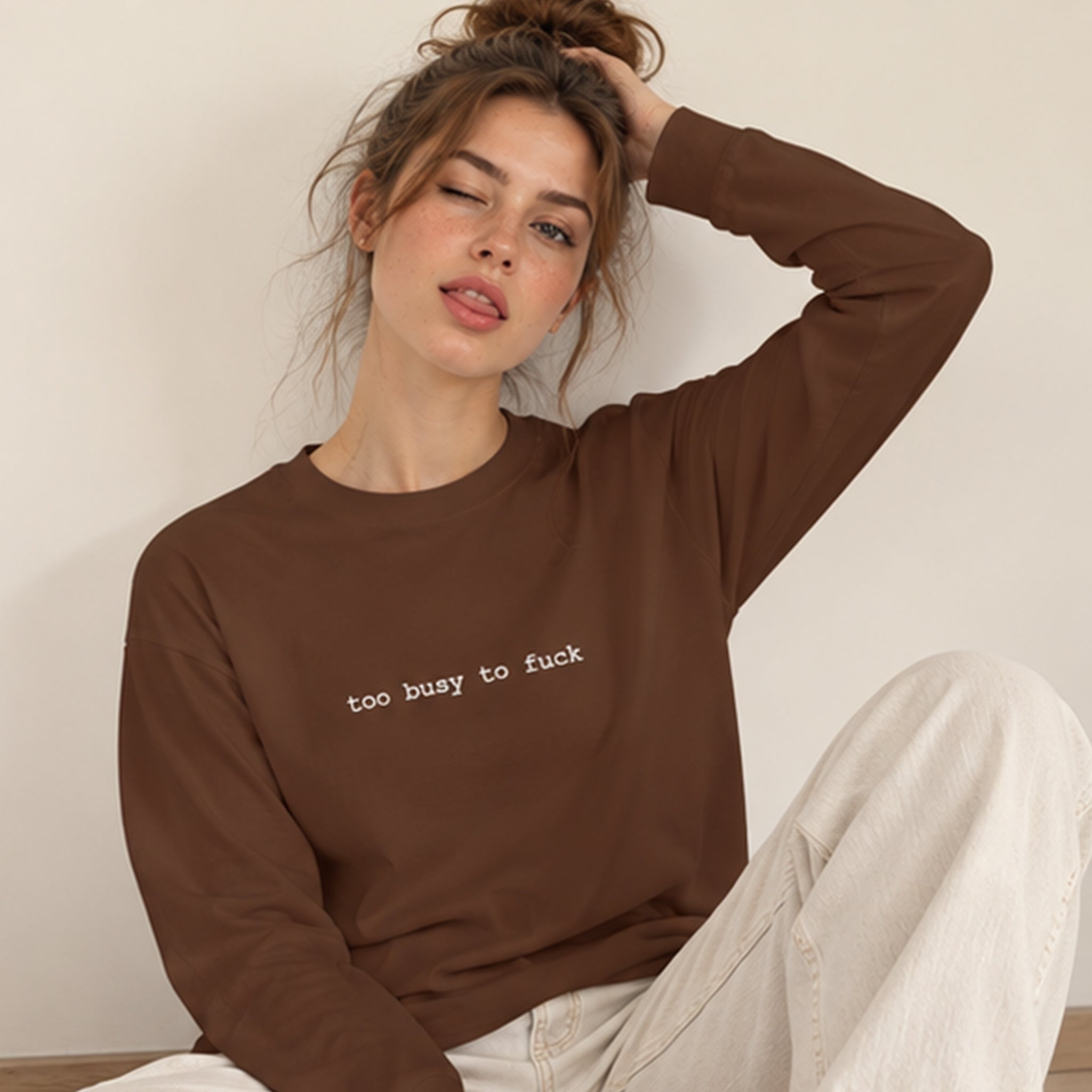 Too Busy Oversize Sweatshirt – Kahverengi – model üzerinde ön görünüm