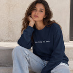 Too Busy Oversize Sweatshirt – Lacivert – model üzerinde ön görünüm