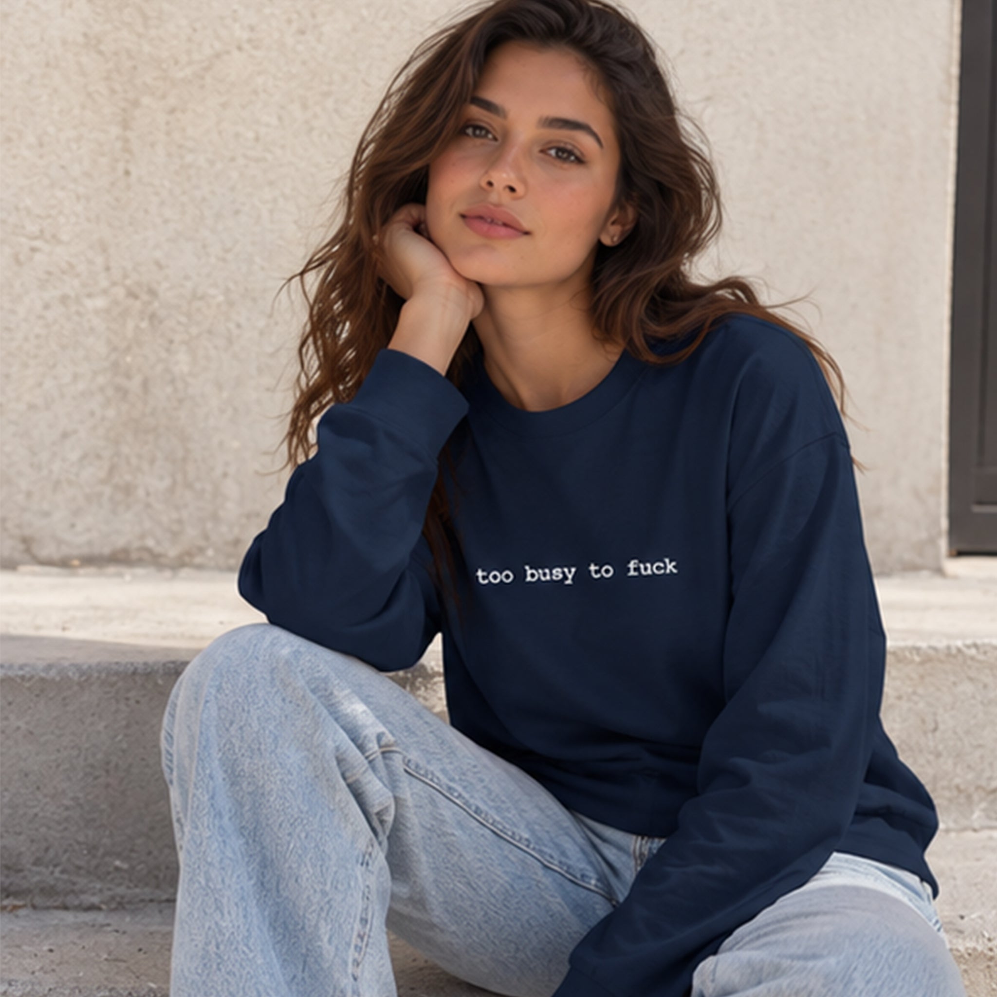 Too Busy Oversize Sweatshirt – Lacivert – model üzerinde ön görünüm