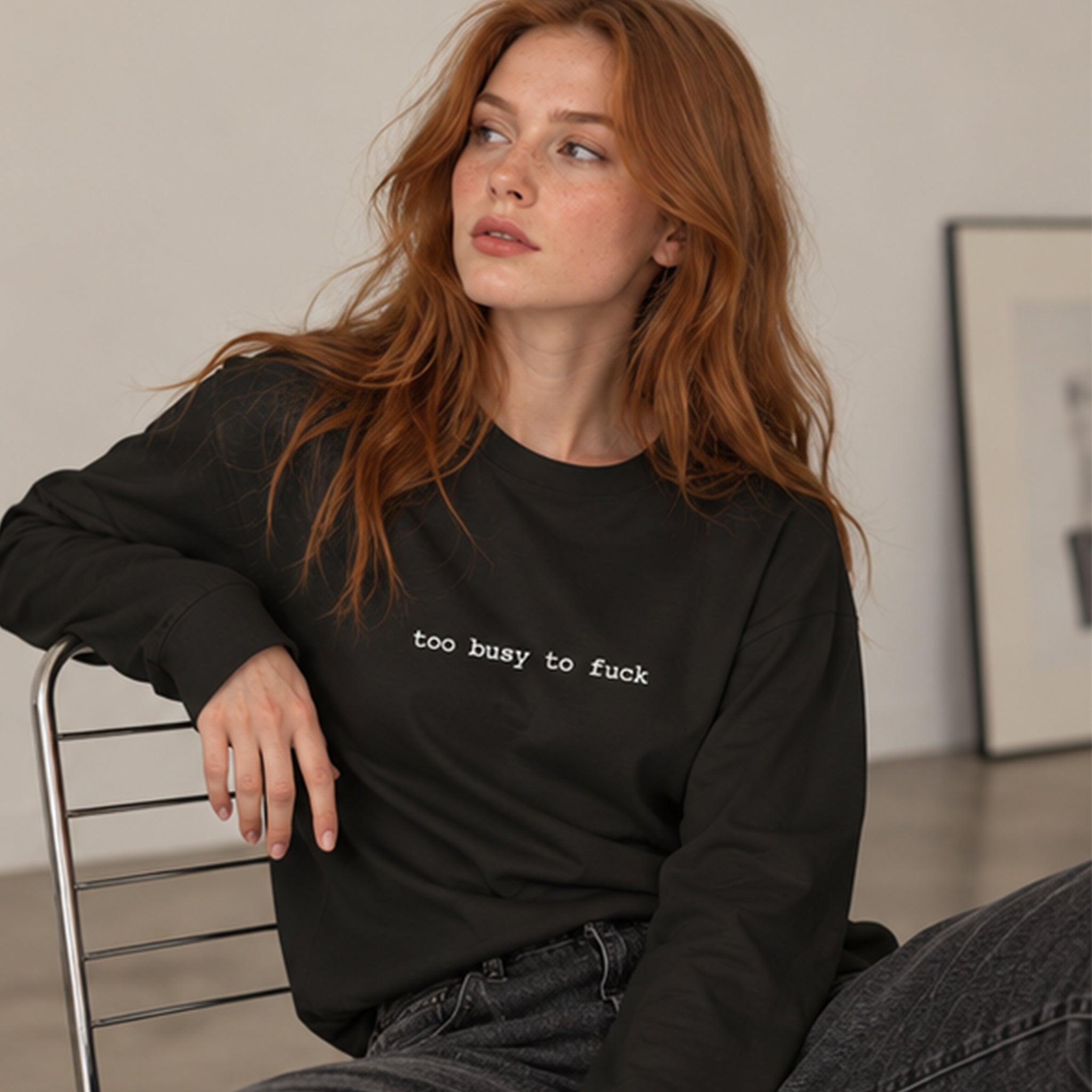 Too Busy Oversize Sweatshirt – Siyah – model üzerinde ön görünüm