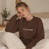 My Ex Is Gay Oversize Sweatshirt – Kahverengi – model üzerinde ön görünüm