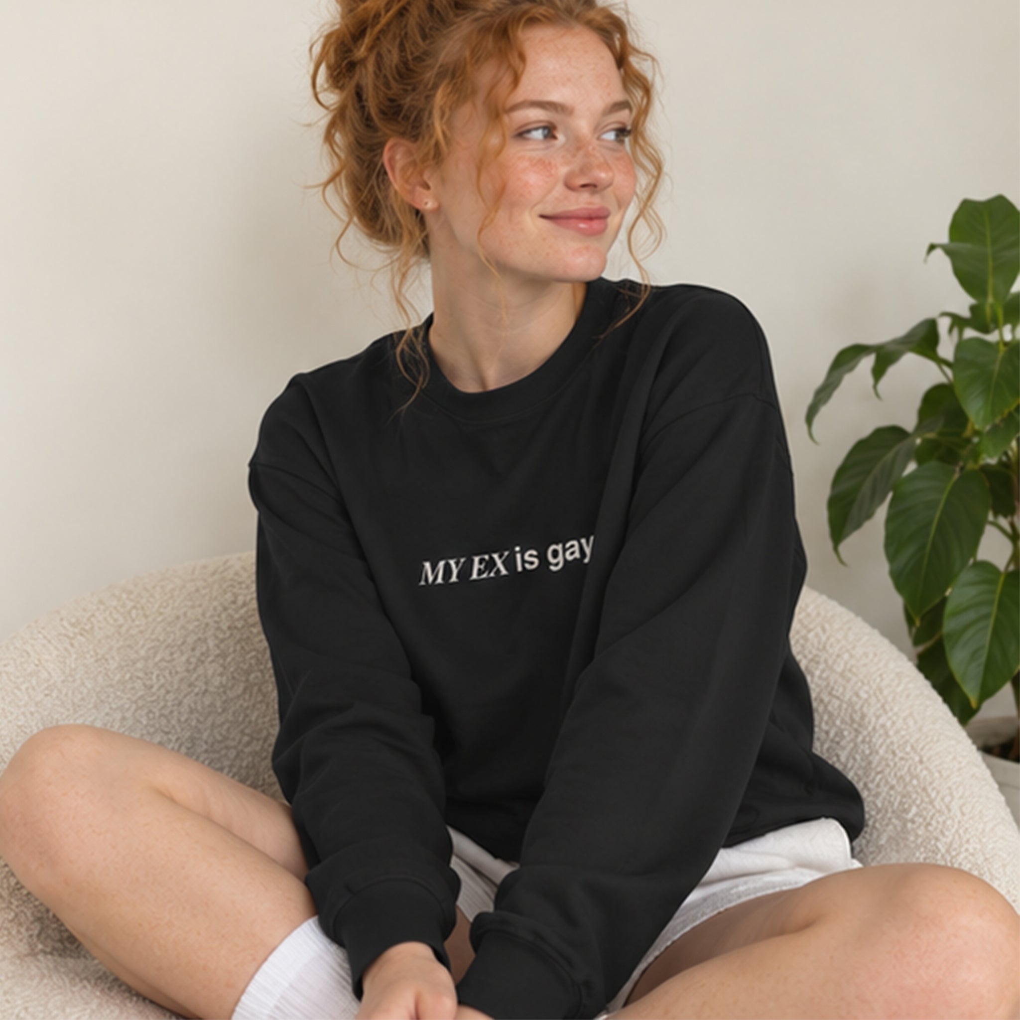 My Ex Is Gay Oversize Sweatshirt – Siyah – model üzerinde ön görünüm