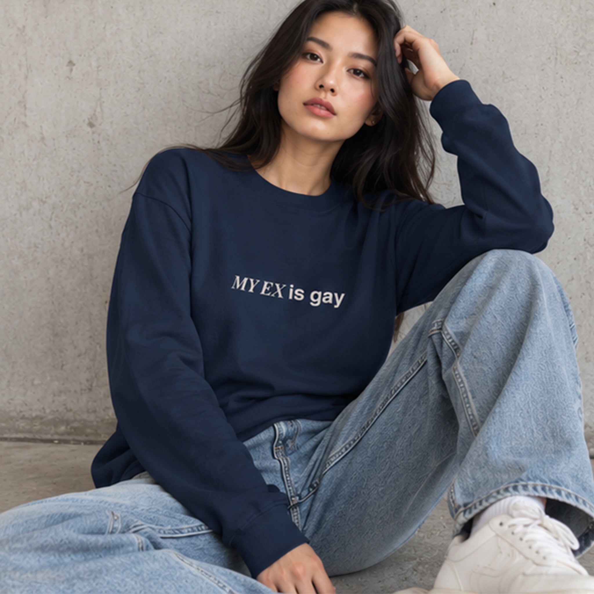 My Ex Is Gay Oversize Sweatshirt – Lacivert – model üzerinde ön görünüm