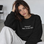 I'm The CEO Oversize Sweatshirt – Siyah – model üzerinde ön görünüm
