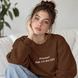 I'm The CEO Oversize Sweatshirt – Kahverengi – model üzerinde ön görünüm