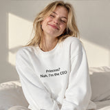 I'm The CEO Oversize Sweatshirt – Beyaz – model üzerinde ön görünüm
