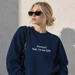 I'm The CEO Oversize Sweatshirt – Lacivert – model üzerinde ön görünüm