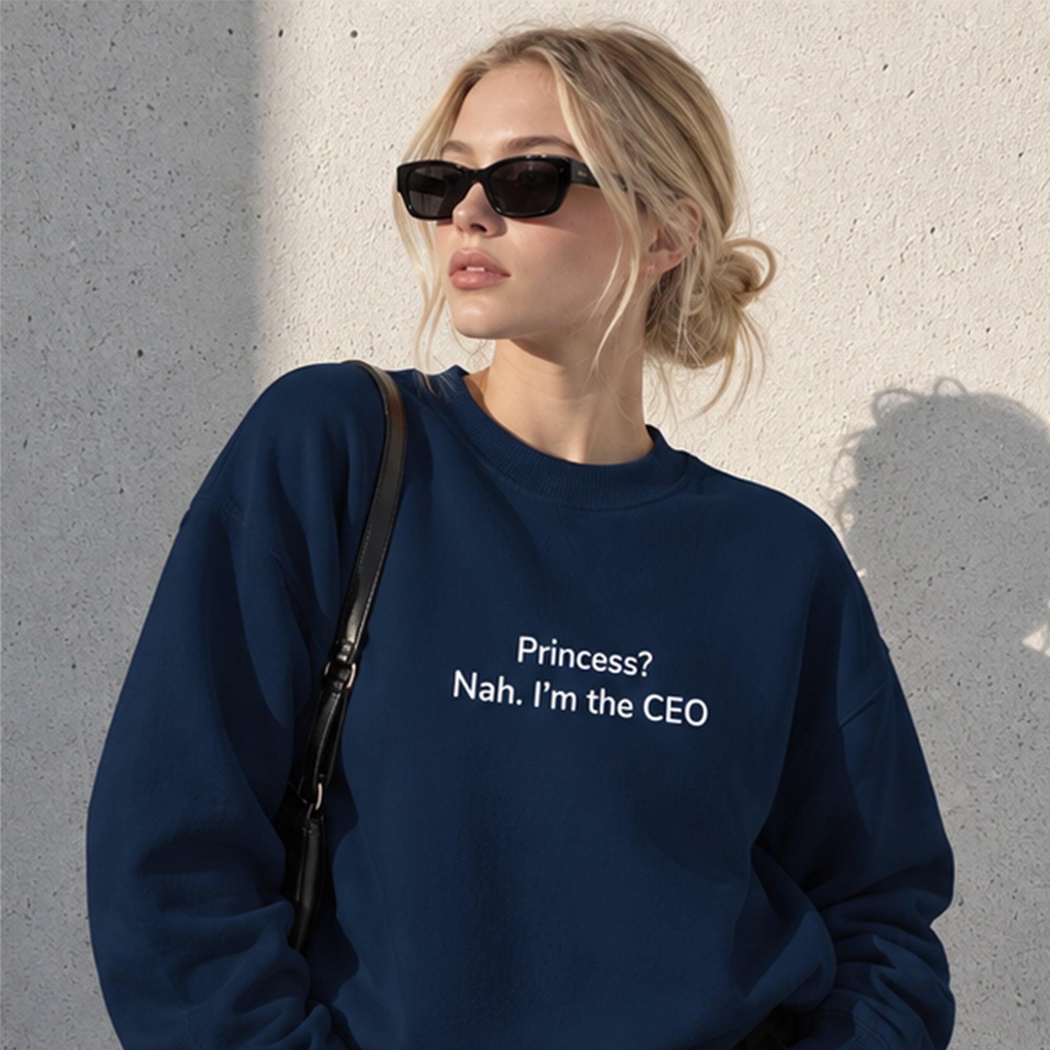 I'm The CEO Oversize Sweatshirt – Lacivert – model üzerinde ön görünüm