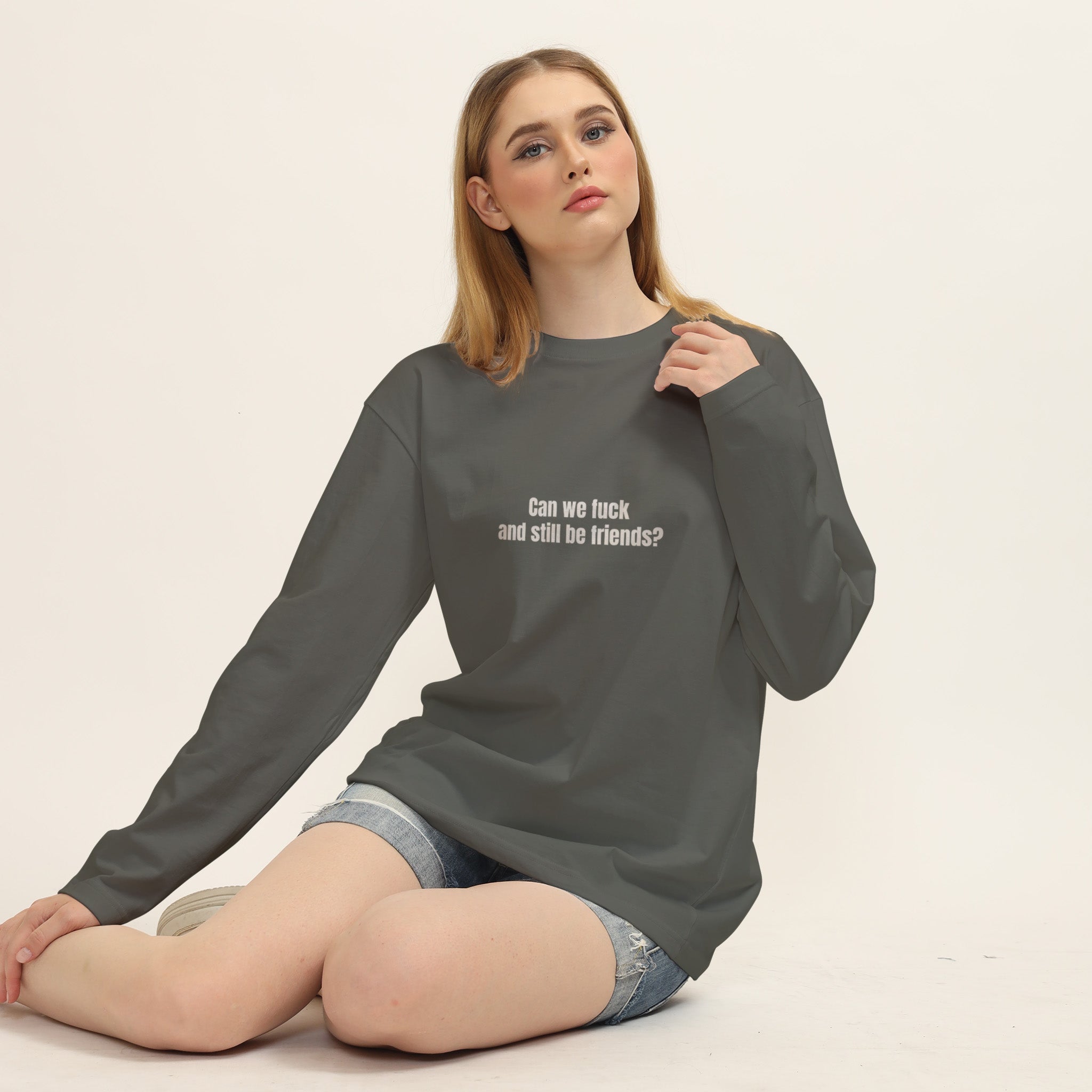 Can We Fuck Oversize Sweatshirt – Antrasit – model üzerinde ön görünüm