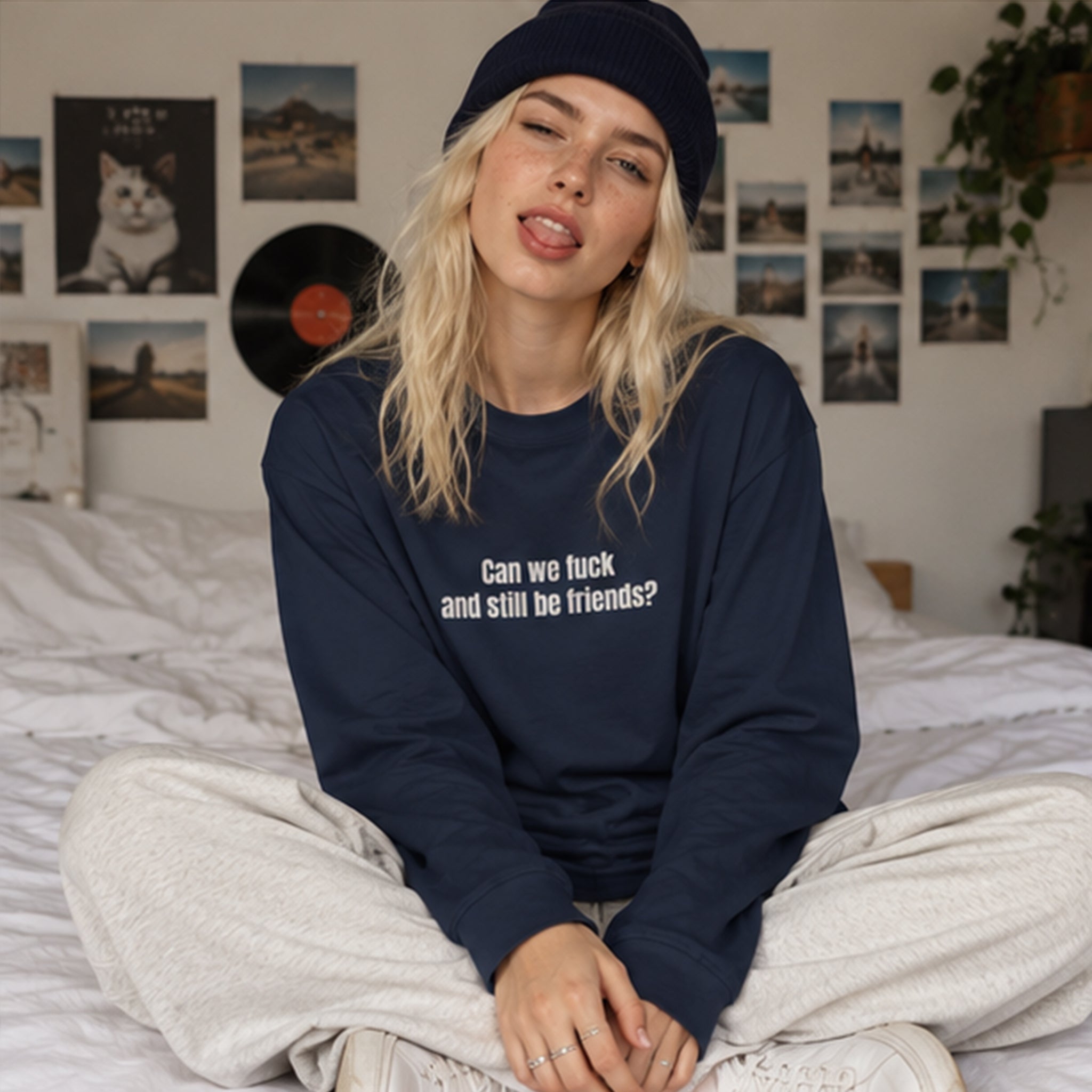 Can We Fuck Oversize Sweatshirt – Lacivert – model üzerinde ön görünüm
