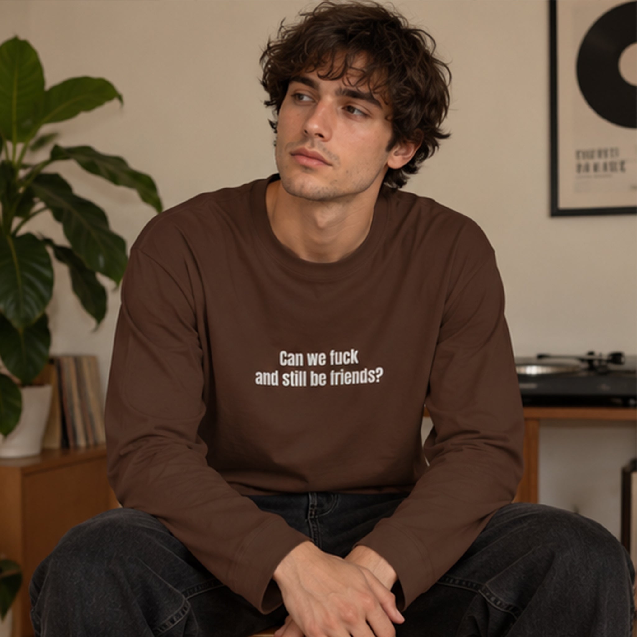 Can We Fuck Oversize Sweatshirt – Kahverengi – model üzerinde ön görünüm