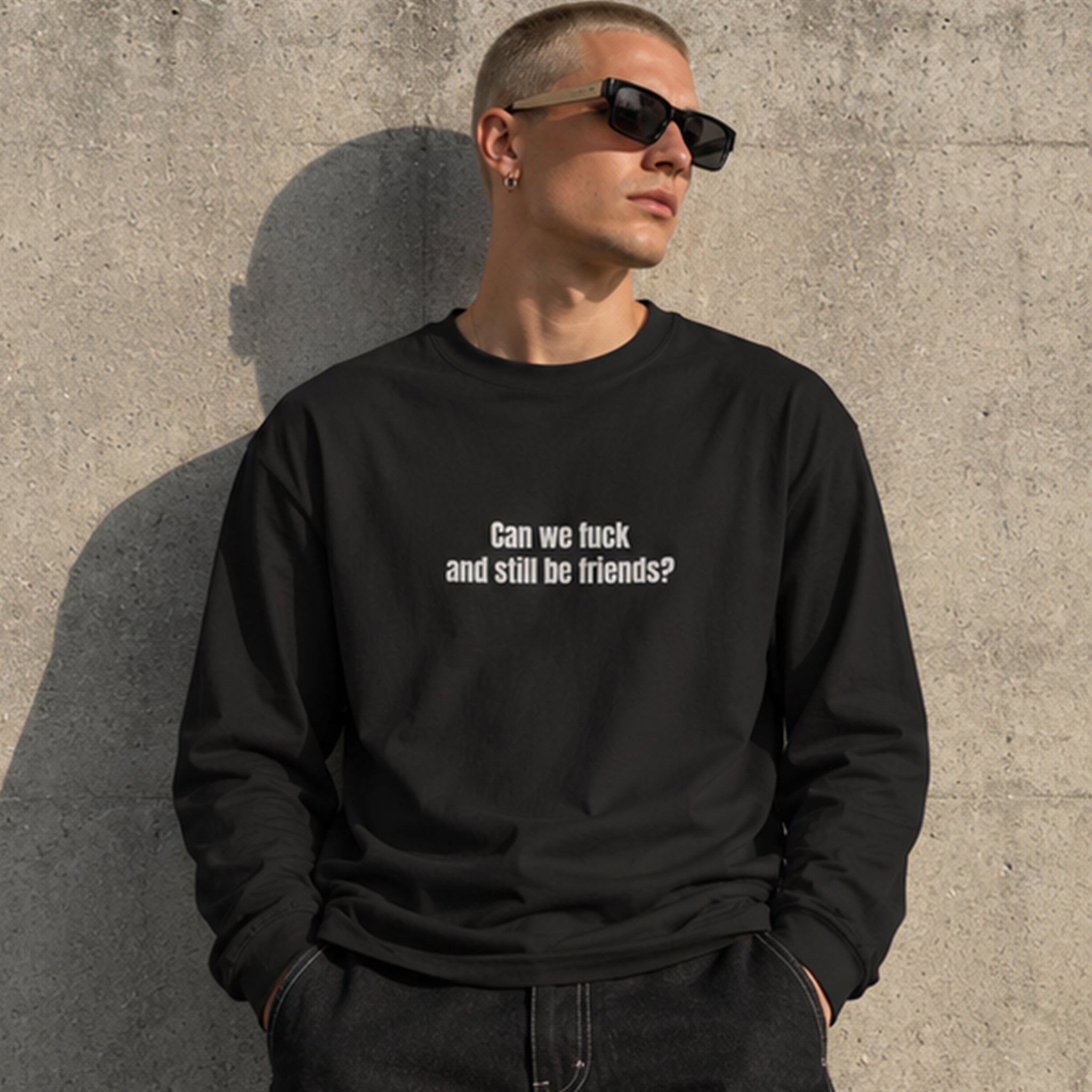Can We Fuck Oversize Sweatshirt – Siyah – model üzerinde ön görünüm