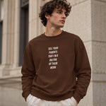 Tell Your Parents Oversize Sweatshirt – Kahverengi – model üzerinde ön görünüm