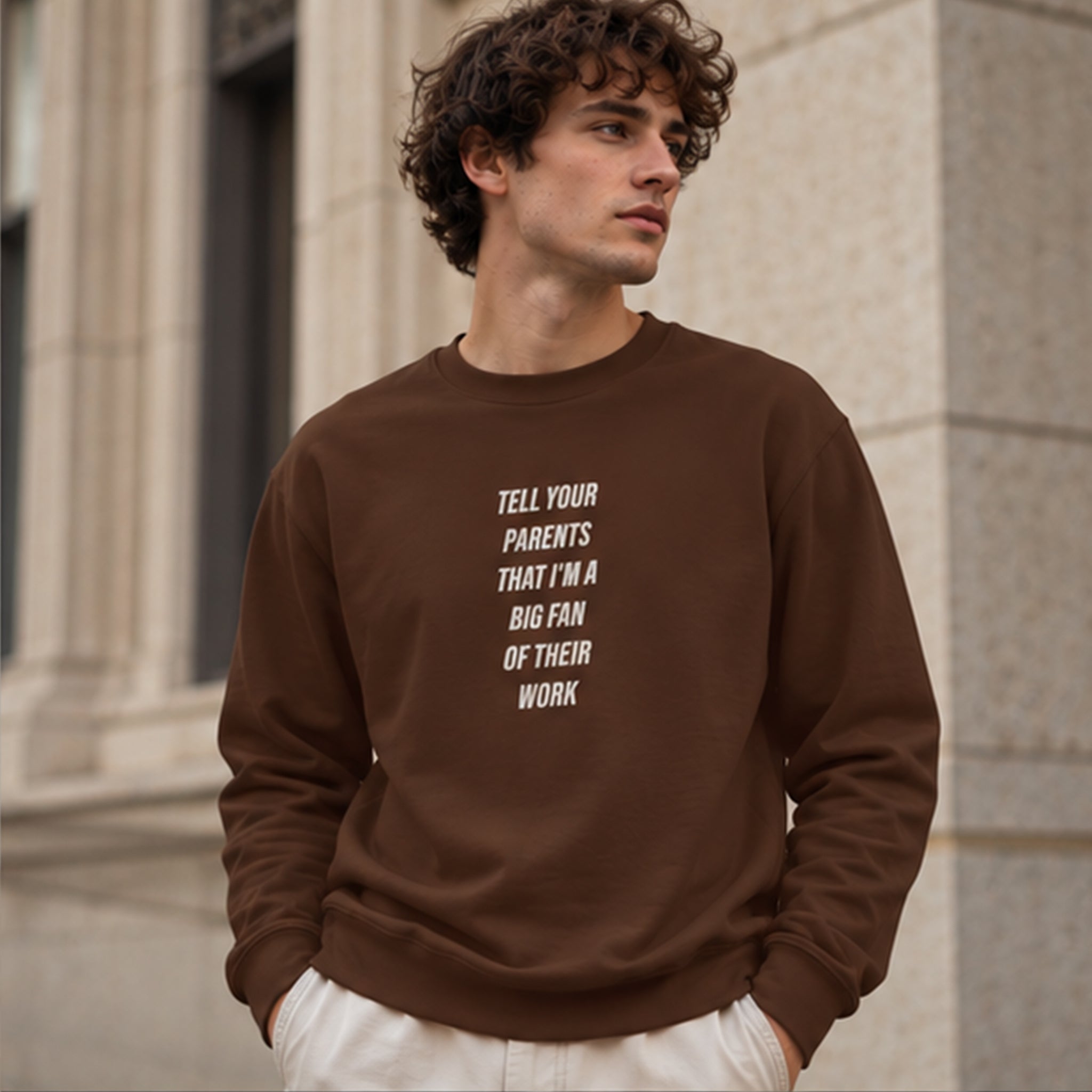 Tell Your Parents Oversize Sweatshirt – Kahverengi – model üzerinde ön görünüm
