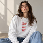 Tell Your Parents Oversize Sweatshirt – Beyaz – model üzerinde ön görünüm