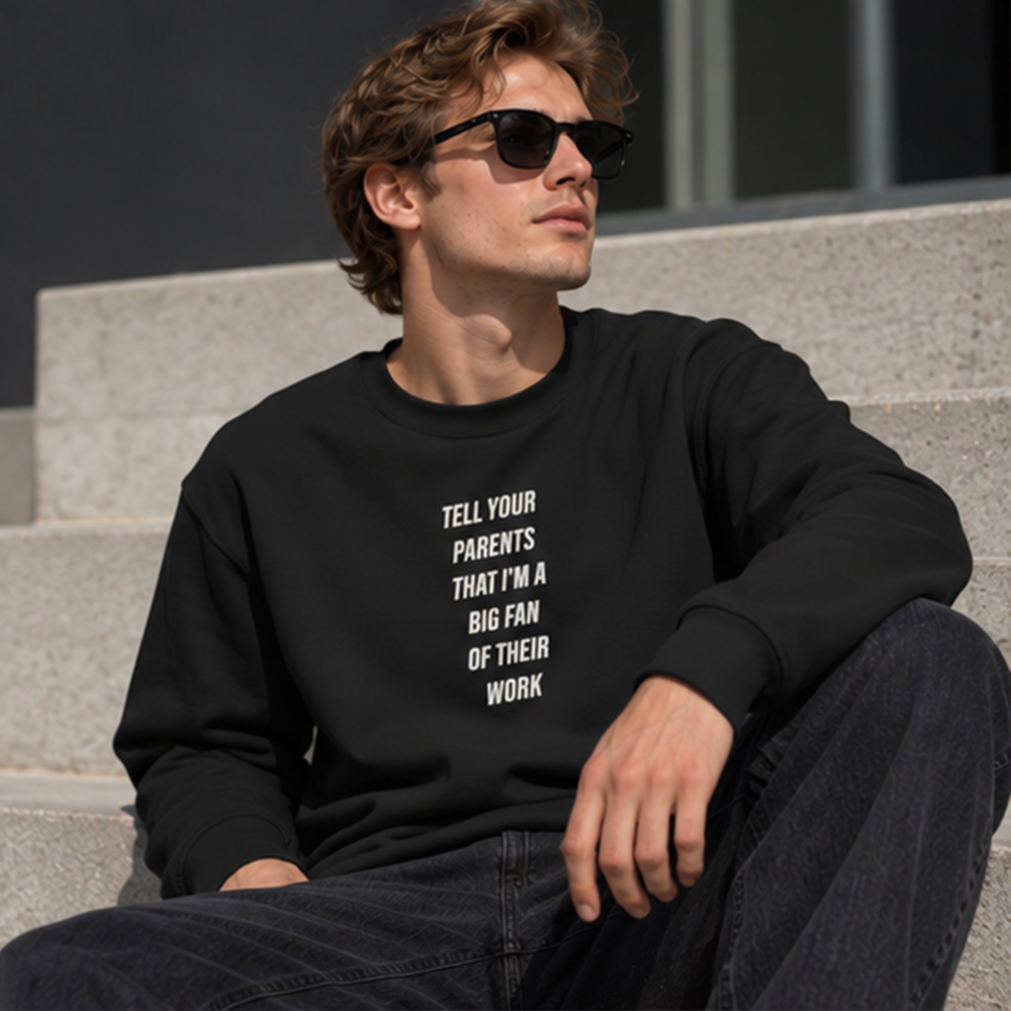 Tell Your Parents Oversize Sweatshirt – Siyah – model üzerinde ön görünüm
