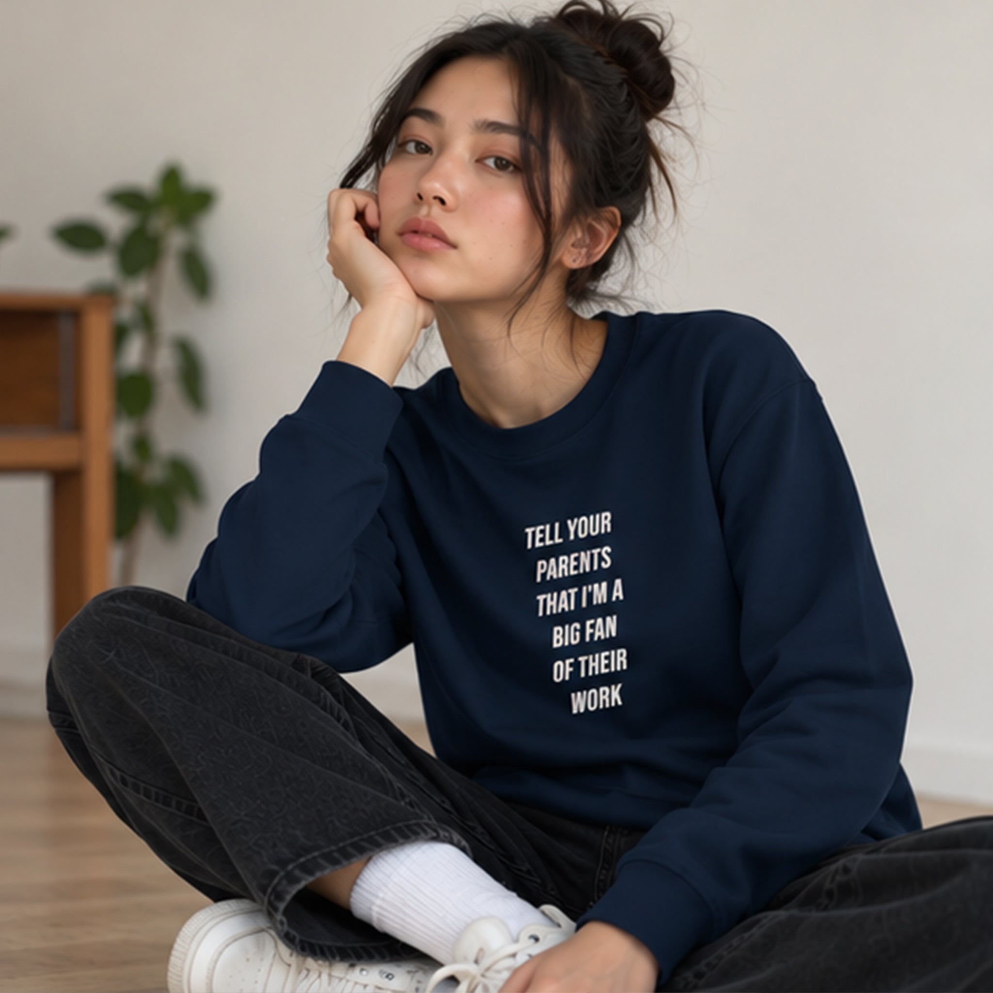 Tell Your Parents Oversize Sweatshirt – Lacivert – model üzerinde ön görünüm