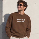Adult Film Director Oversize Sweatshirt – Kahverengi – model üzerinde ön görünüm