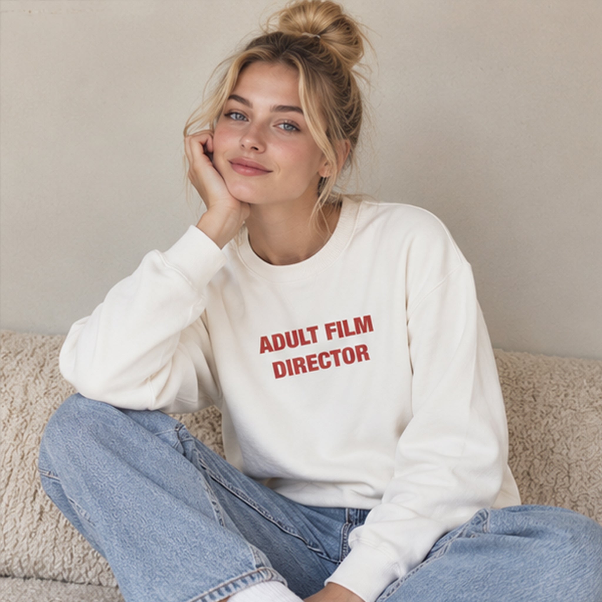 Adult Film Director Oversize Sweatshirt – Beyaz – model üzerinde ön görünüm