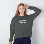 Adult Film Director Oversize Sweatshirt – Antrasit – model üzerinde ön görünüm