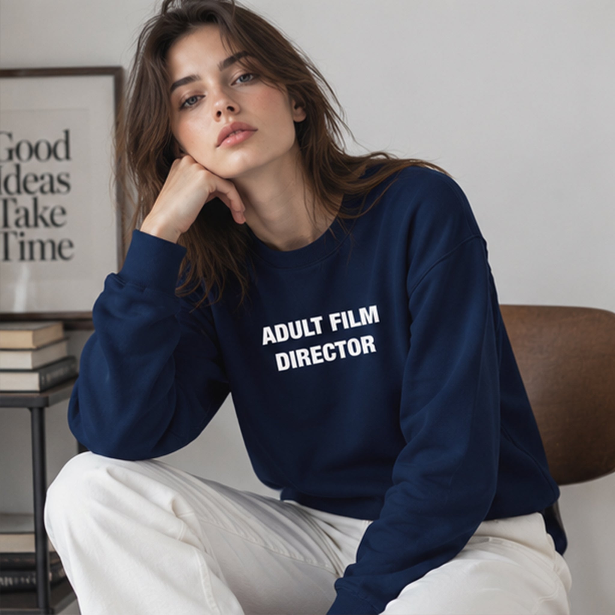 Adult Film Director Oversize Sweatshirt – Lacivert – model üzerinde ön görünüm