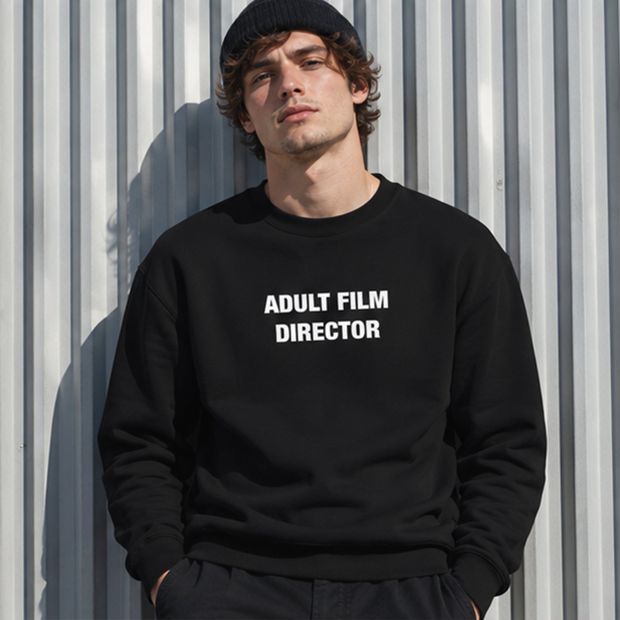 Adult Film Director Oversize Sweatshirt – Siyah – model üzerinde ön görünüm