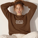 Give My Middle Finger Oversize Sweatshirt – Kahverengi – model üzerinde ön görünüm
