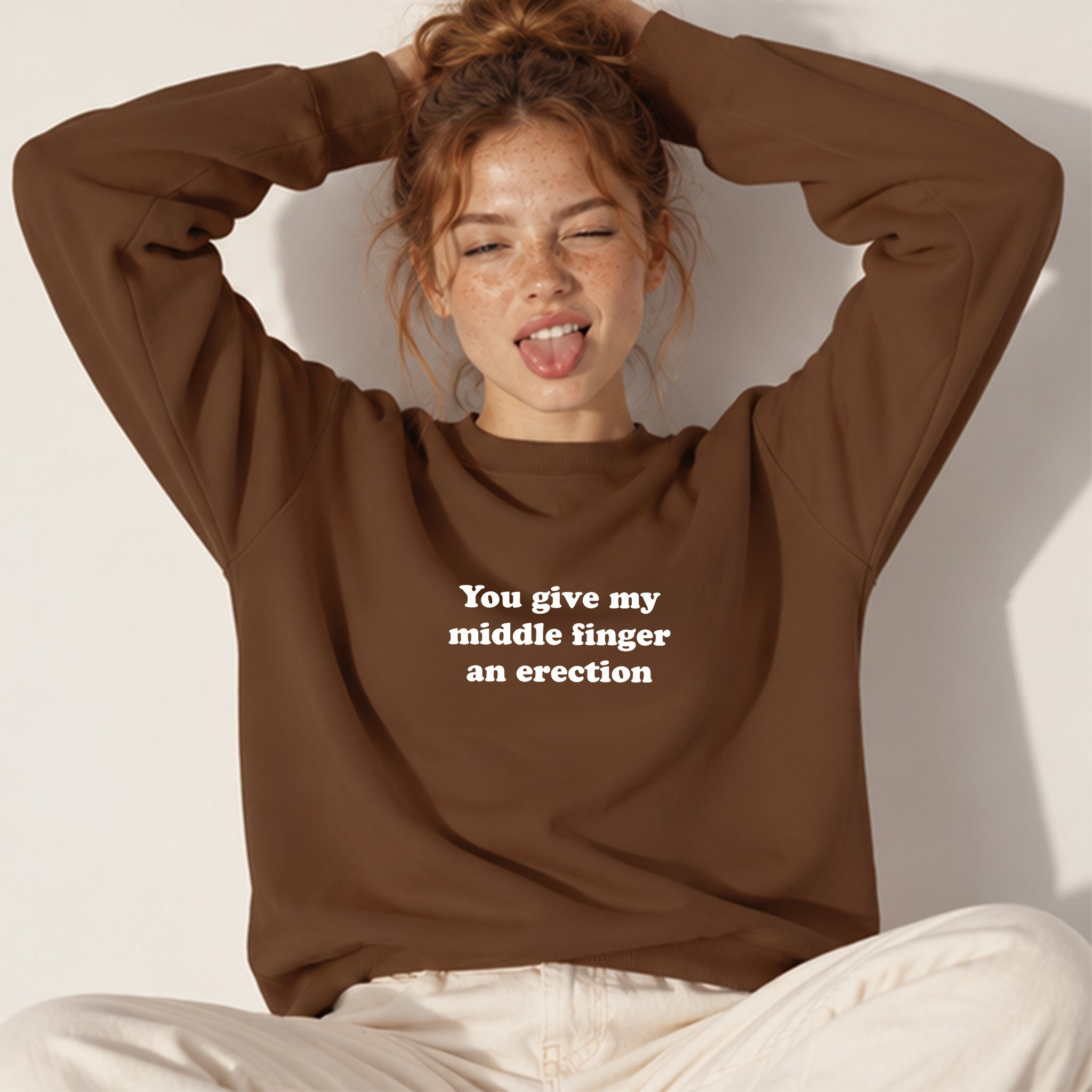 Give My Middle Finger Oversize Sweatshirt – Kahverengi – model üzerinde ön görünüm