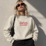Give My Middle Finger Oversize Sweatshirt – Beyaz – model üzerinde ön görünüm