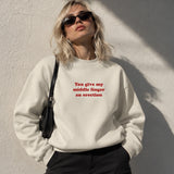Give My Middle Finger Oversize Sweatshirt – Beyaz – model üzerinde ön görünüm