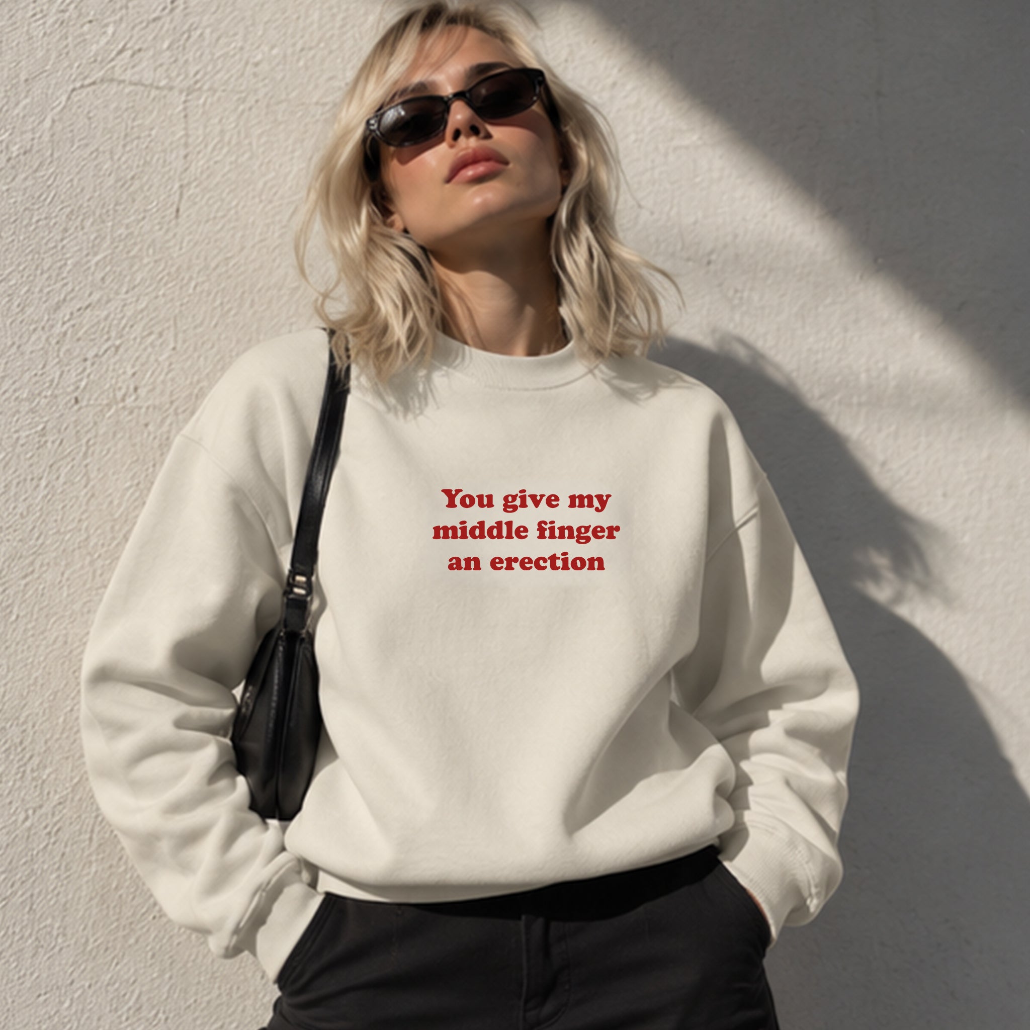 Give My Middle Finger Oversize Sweatshirt – Beyaz – model üzerinde ön görünüm
