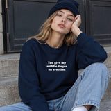 Give My Middle Finger Oversize Sweatshirt – Lacivert – model üzerinde ön görünüm
