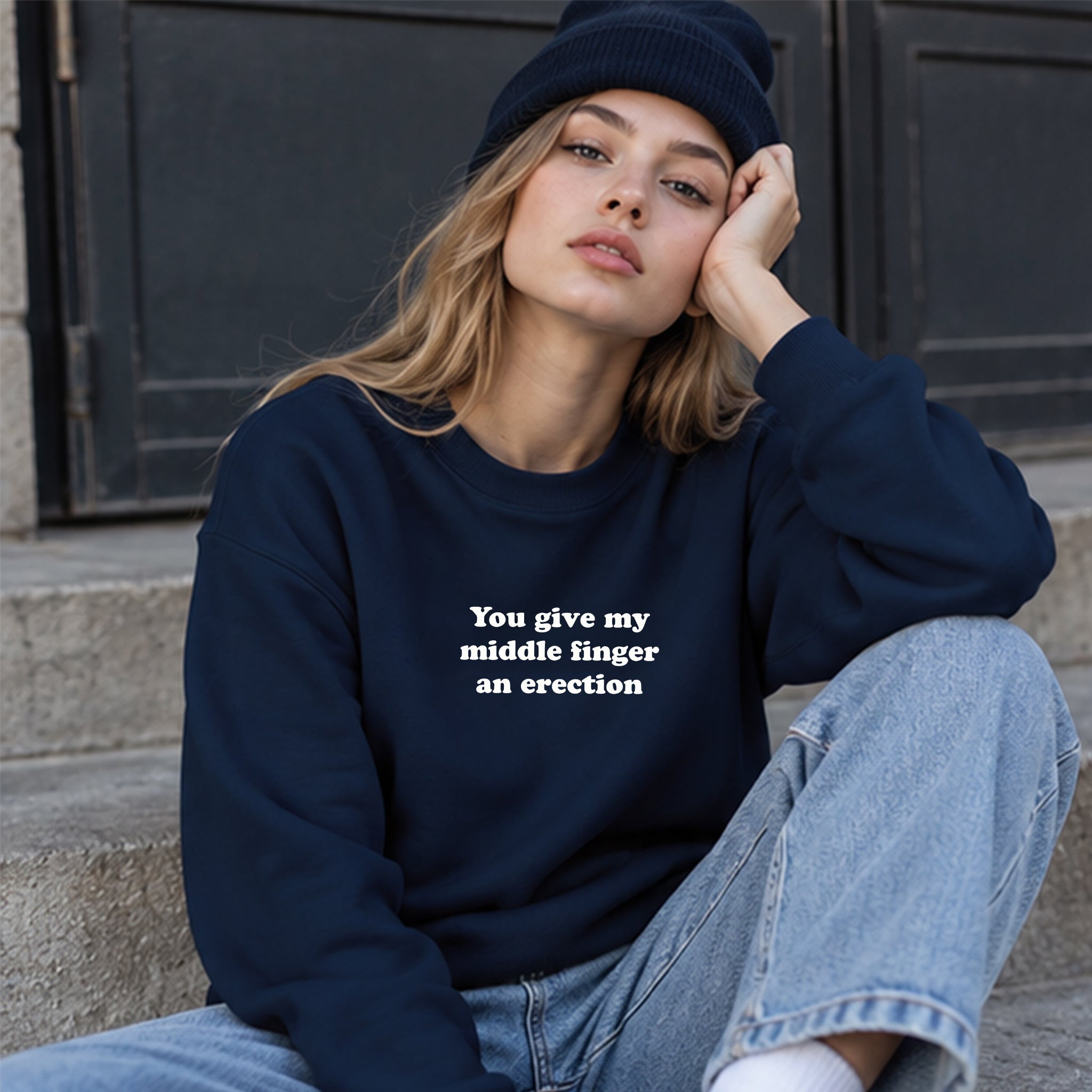 Give My Middle Finger Oversize Sweatshirt – Lacivert – model üzerinde ön görünüm