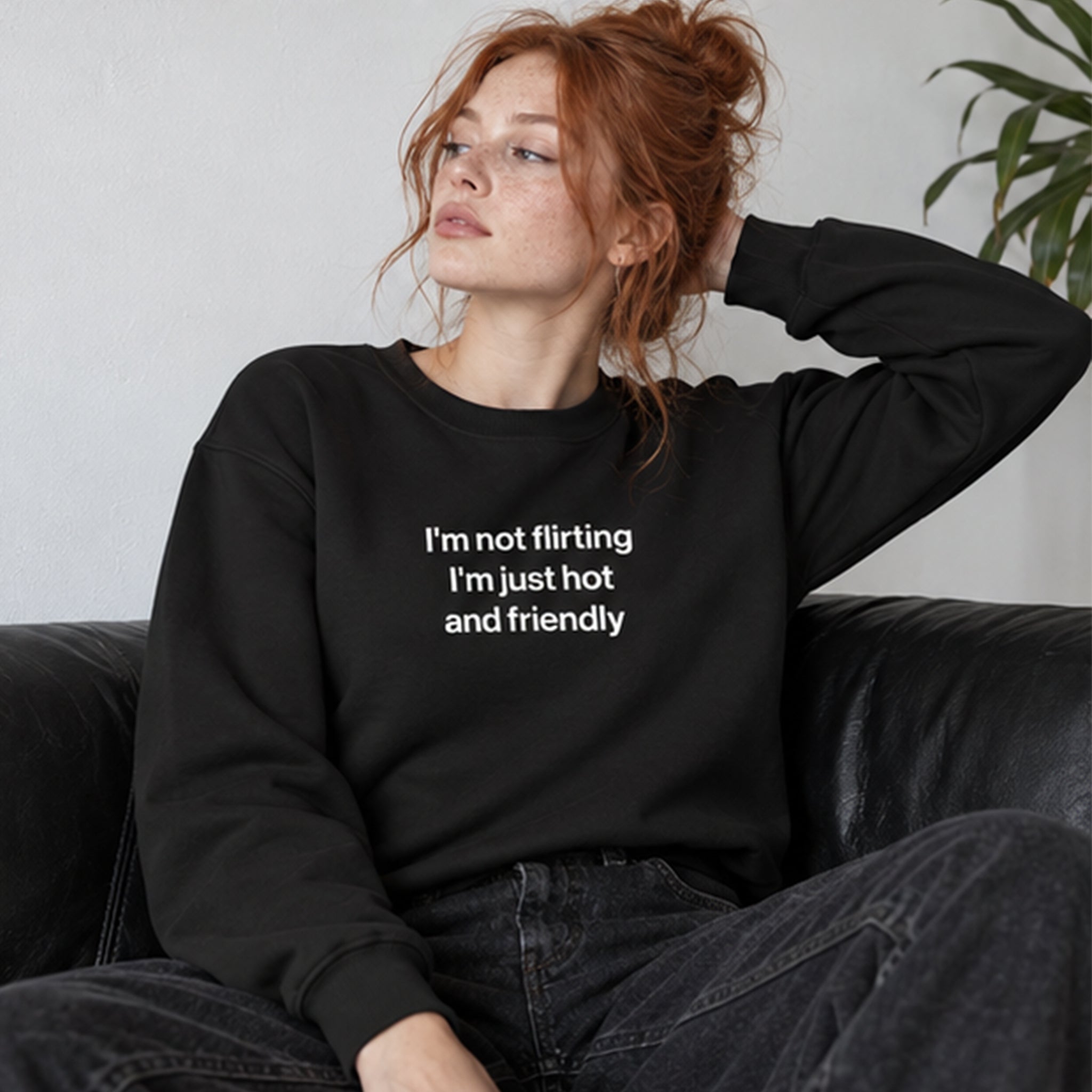 I'm Not Flirting Oversize Sweatshirt – Siyah – model üzerinde ön görünüm