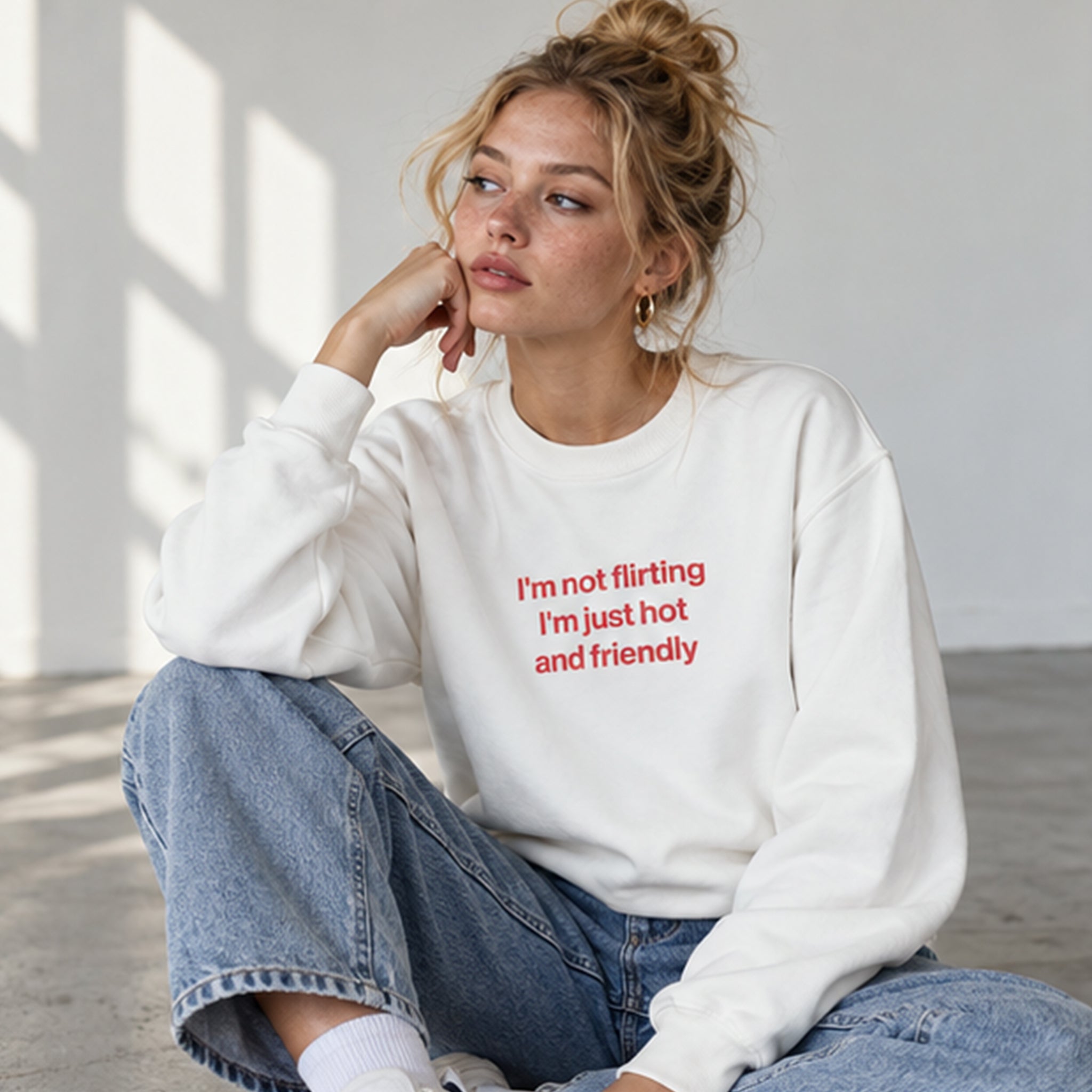 I'm Not Flirting Oversize Sweatshirt – Beyaz – model üzerinde ön görünüm