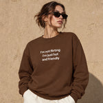 I'm Not Flirting Oversize Sweatshirt – Kahverengi – model üzerinde ön görünüm