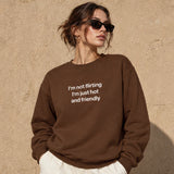 I'm Not Flirting Oversize Sweatshirt – Kahverengi – model üzerinde ön görünüm