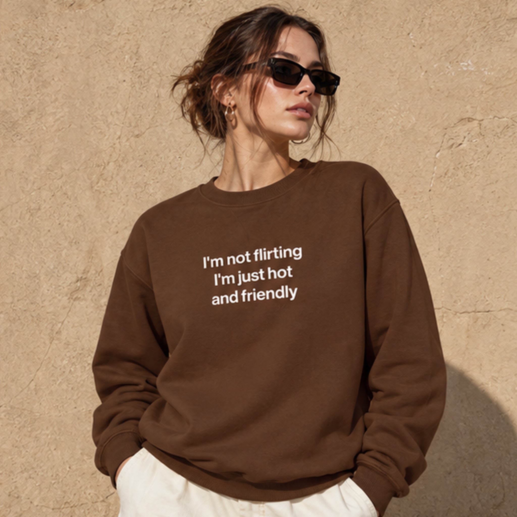 I'm Not Flirting Oversize Sweatshirt – Kahverengi – model üzerinde ön görünüm