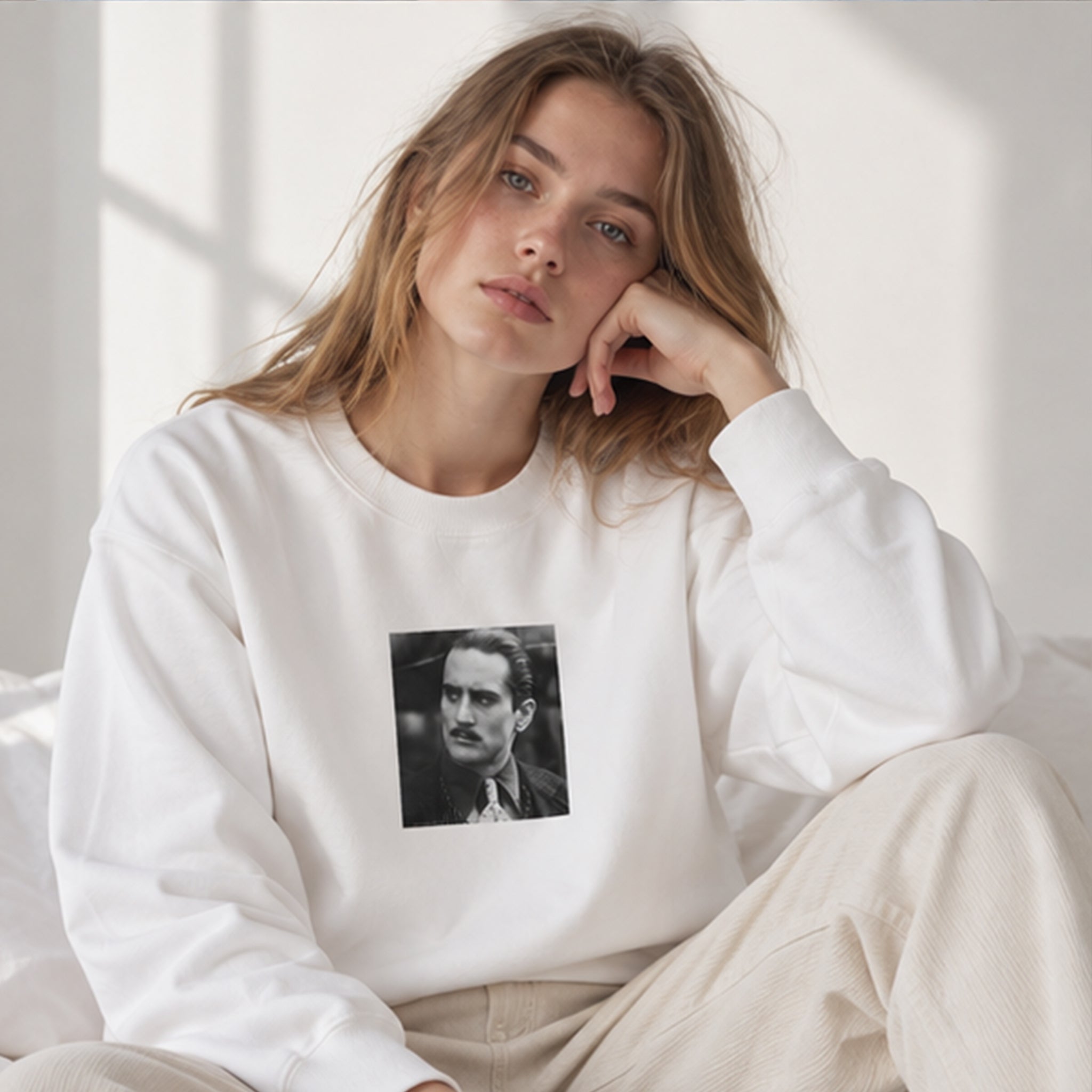 Vito Corleone Oversize Sweatshirt – Beyaz – model üzerinde ön görünüm