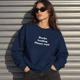 Boobs Loading Please Wait Oversize Sweatshirt – Lacivert – model üzerinde ön görünüm