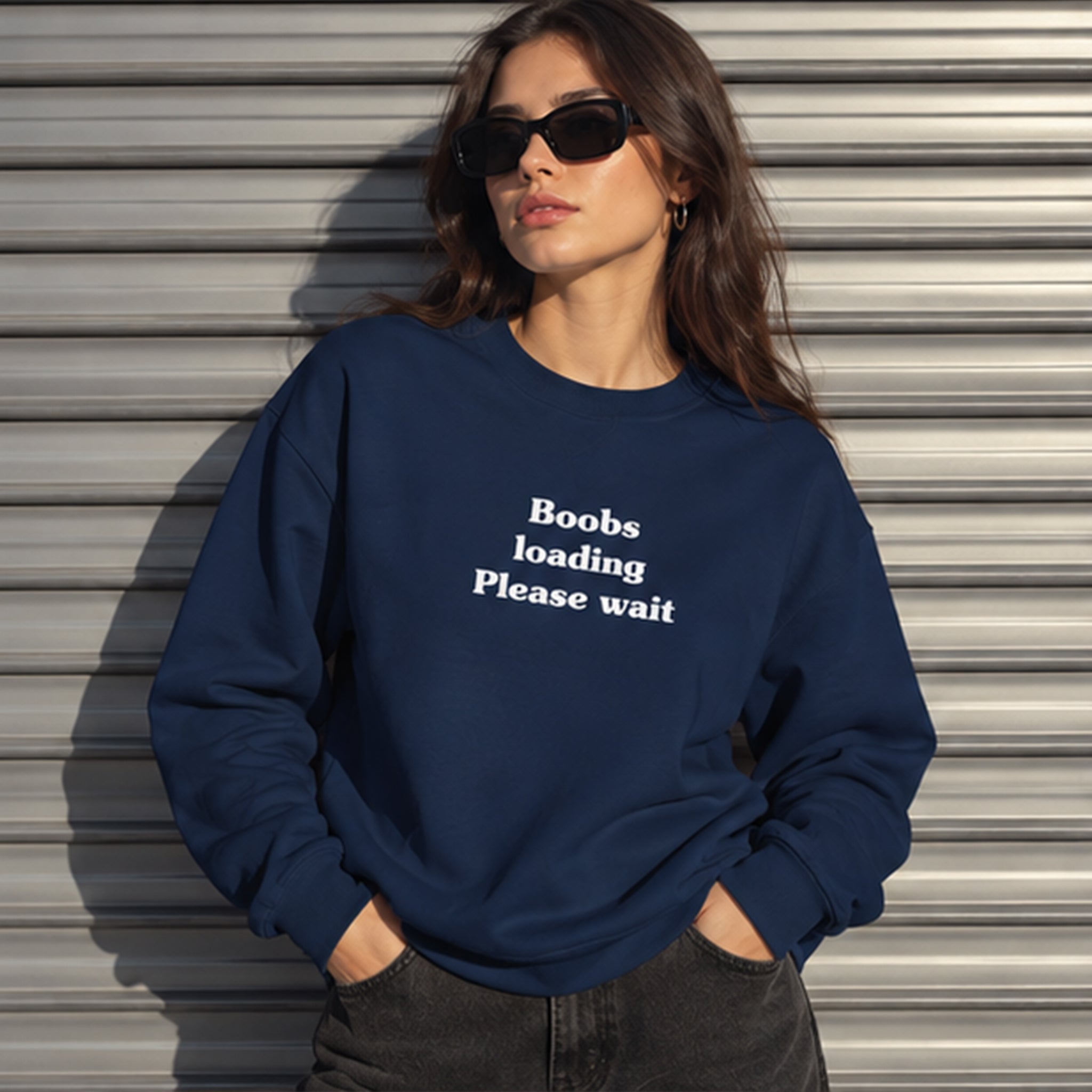 Boobs Loading Please Wait Oversize Sweatshirt – Lacivert – model üzerinde ön görünüm