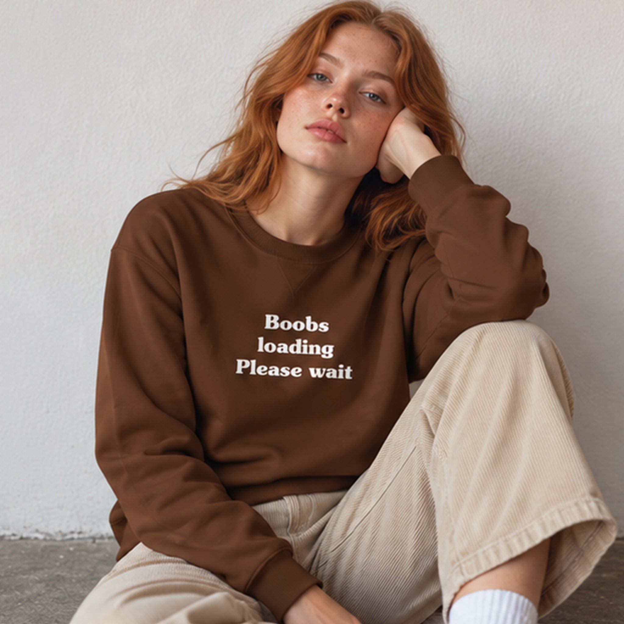 Boobs Loading Please Wait Oversize Sweatshirt – Kahverengi – model üzerinde ön görünüm